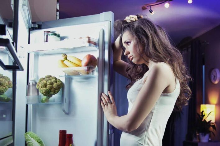 lány a hűtőszekrényben, miközben kedvenc diétáját követi