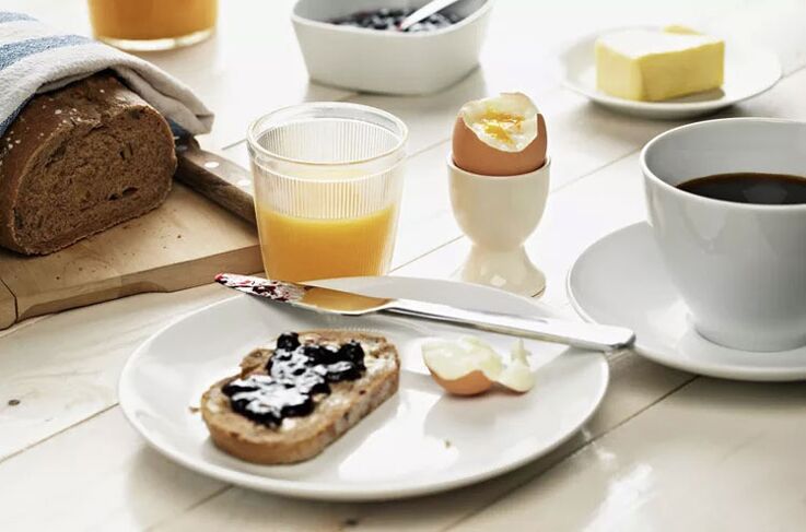 Teljes kiőrlésű pirítós, egy tojás és egy csésze kávé – reggeli 1500 kalóriás diétás menüben